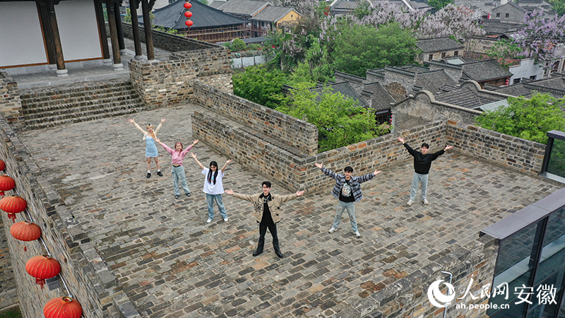 芜湖古城上的广场舞。人民网记者 张俊摄