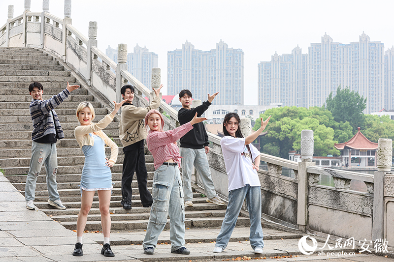 在芜湖镜湖步月桥排练广场舞。人民网记者 张俊摄