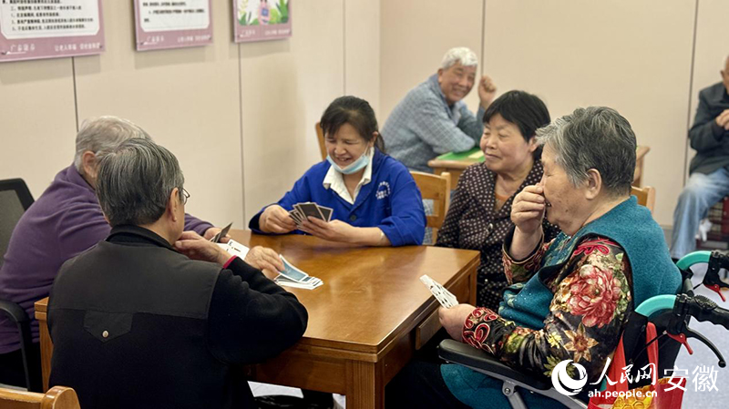 社区为老人提供休闲娱乐活动。 人民网记者 陈若天摄