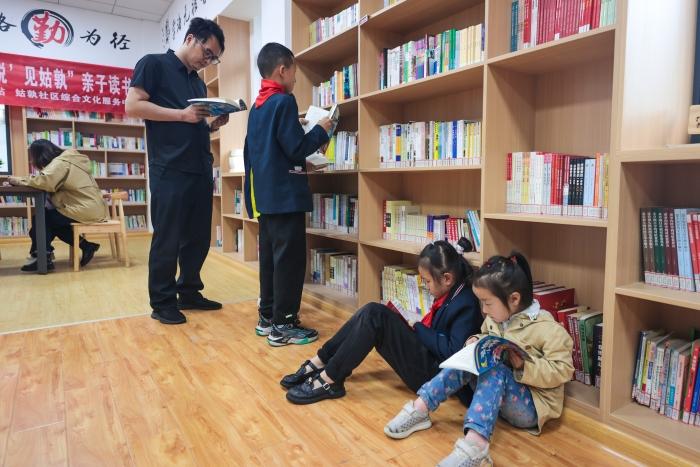 悅書房裡市民正在閱讀。