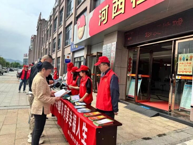 志愿者向群众发放宣传资料。