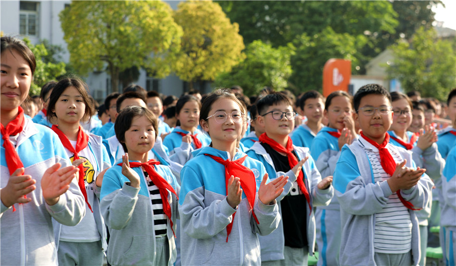 同学们饶有兴趣地聆听台上的古诗词朗诵。