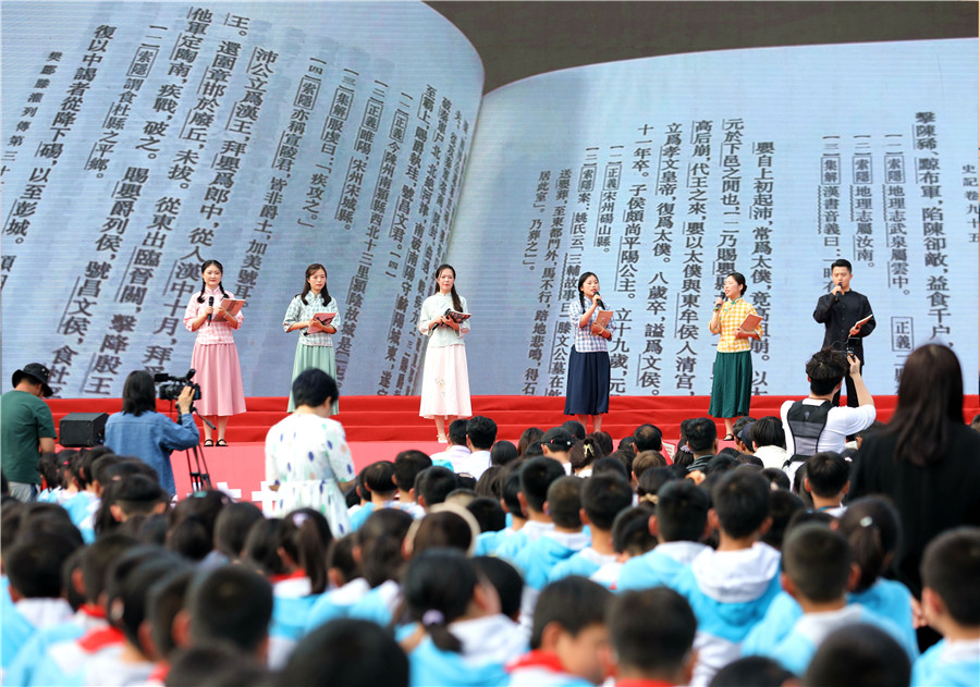 图书馆职工为同学们表演古诗词阅读。