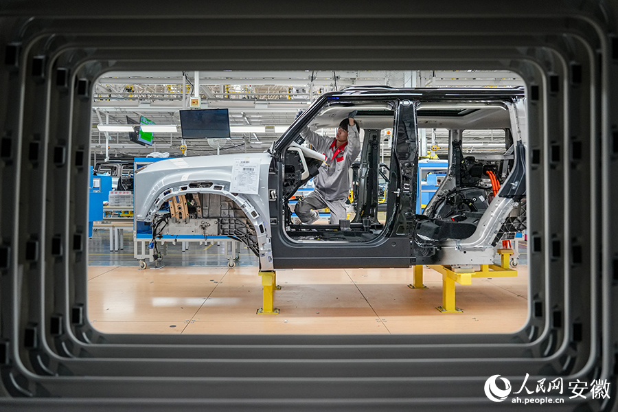 iCAR03车型生产线。人民网记者 苗子健摄