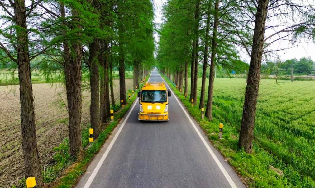 4月22日，車輛行駛在繁昌區孫村鎮一條風景如畫的農村公路上。