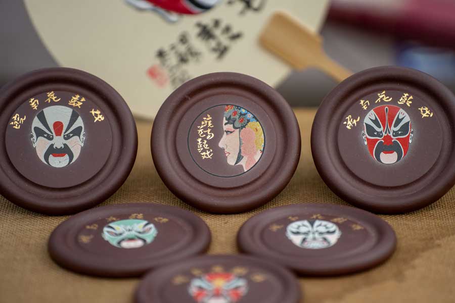 艺术家们将皖南花鼓戏脸谱和陶艺制作相融合。宁国市委宣传部供图