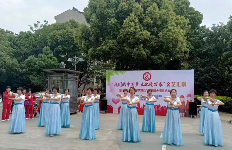 活动中，刘三姐手势舞团队正在表演。