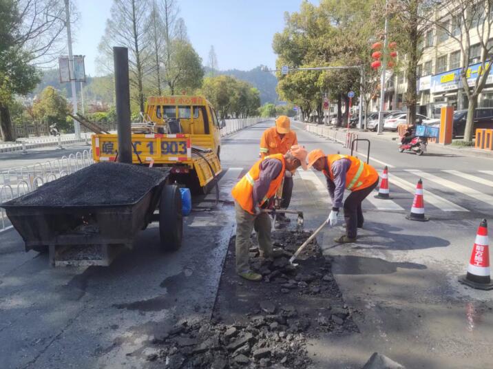 歙县加大公路管理和养护力度。