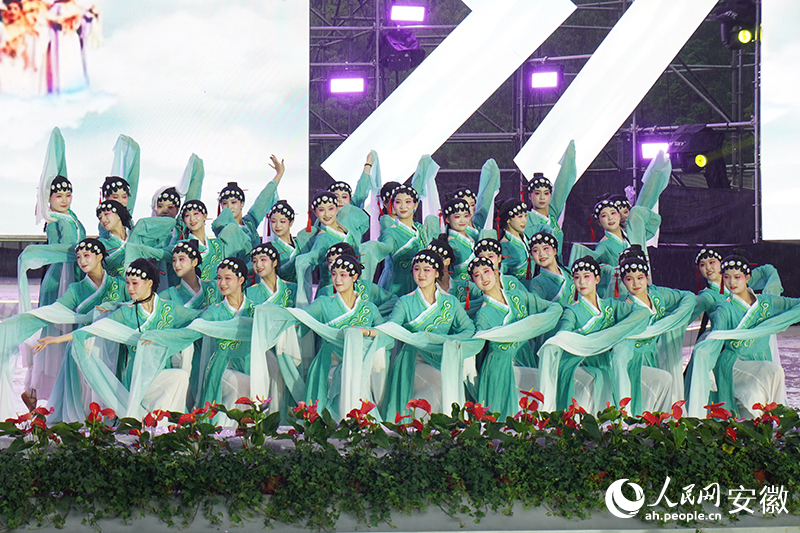安慶市帶來廣場舞《徽韻黃梅》。人民網記者 陳若天攝 (1)