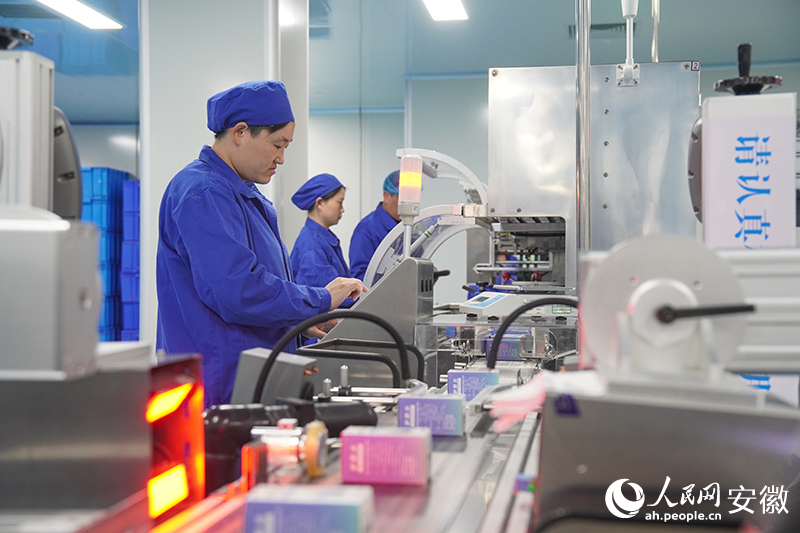宝龙药业有限公司车间内，工作人员正在作业。人民网记者 陈若天摄