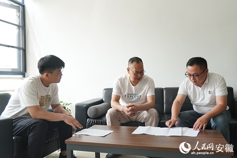 亳州高新区工作人员在走访宝龙药业有限公司。人民网记者 陈若天摄