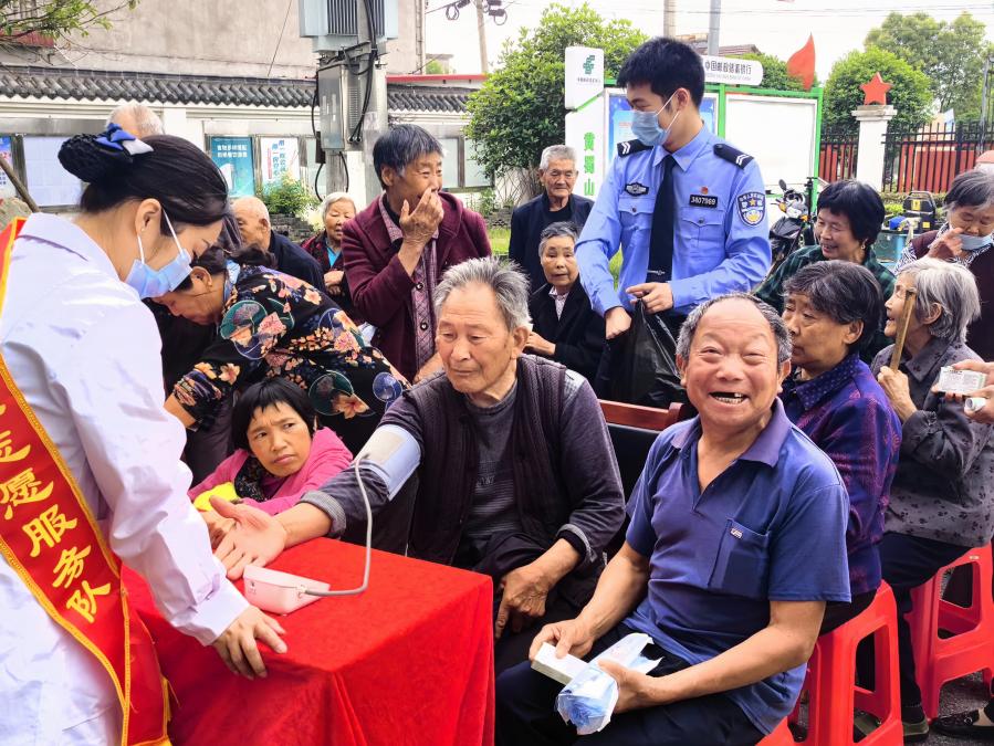 白湖分局民警在義診現場分發健康禮包。周陶竹攝