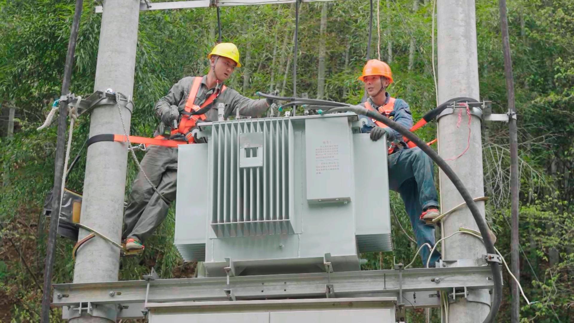 國網宣城供電公司施工人員在當地10千伏新安114線新裝2000千乏落地式無功補償裝置。鐘一攝