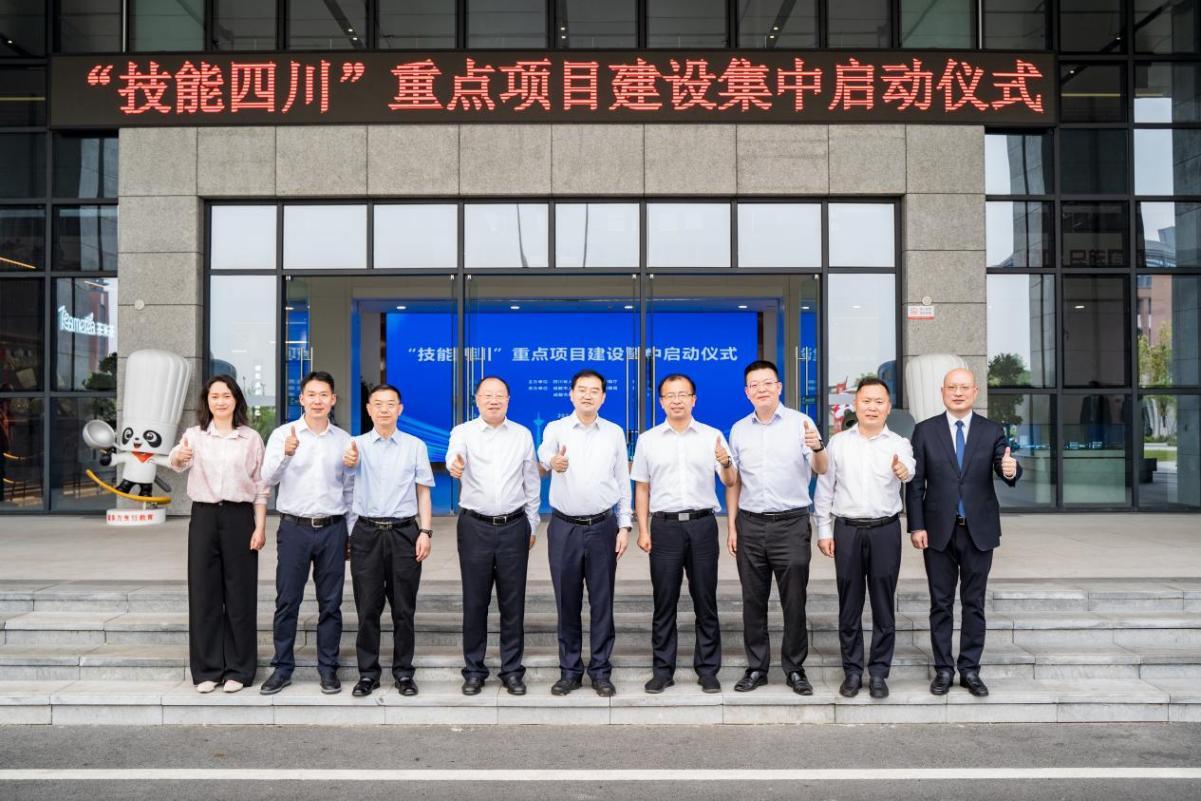 合影留念。周玲攝