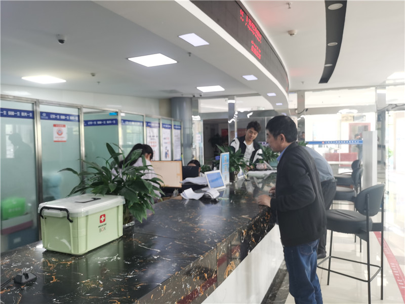 在人社窗口前辦理業務的市民。人民網 胡雨鬆攝
