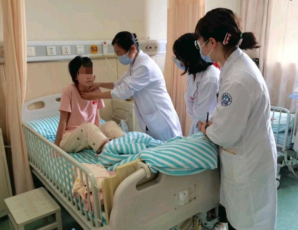 林楊檢查病房中孩子的身體情況。受訪者供圖