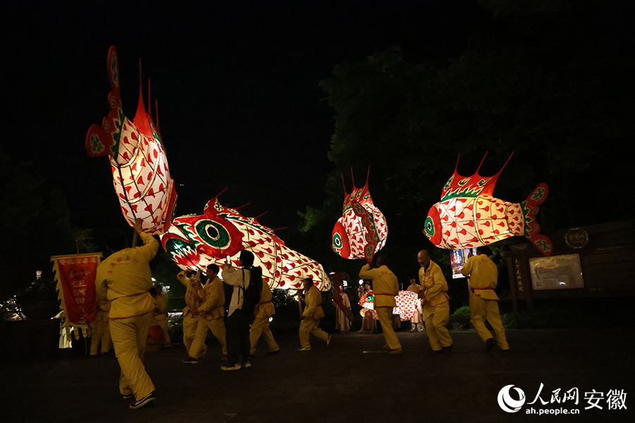 鱼灯游园会。人民网记者 陶涛摄