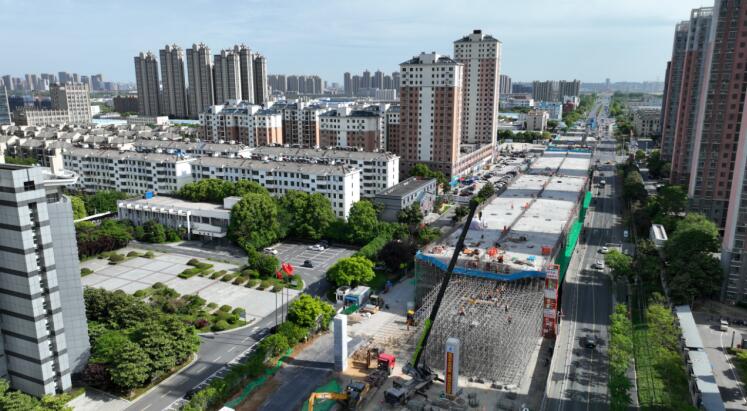 南二环西延工程正在建设，桃花镇进一步融入主城区。李亚朝摄