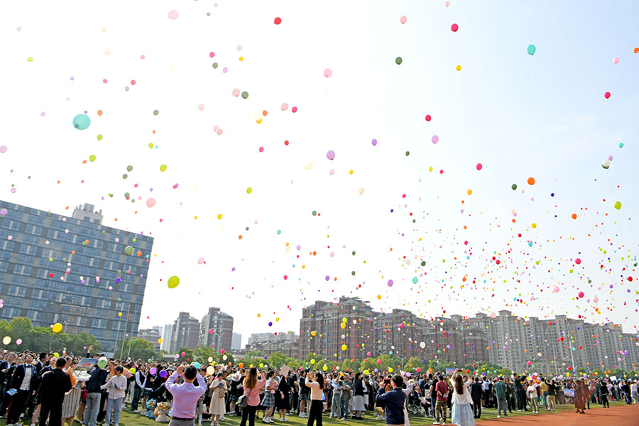 2024年5月8日，安徽省淮南二中高三學生舉行十八歲成人禮，同學們放飛心願氣球。