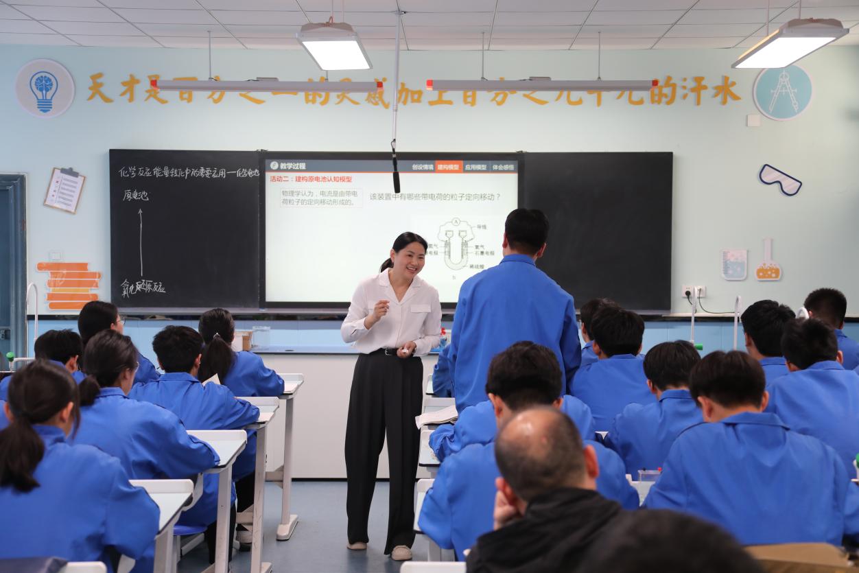“同课异构”教研活动。况永夫摄