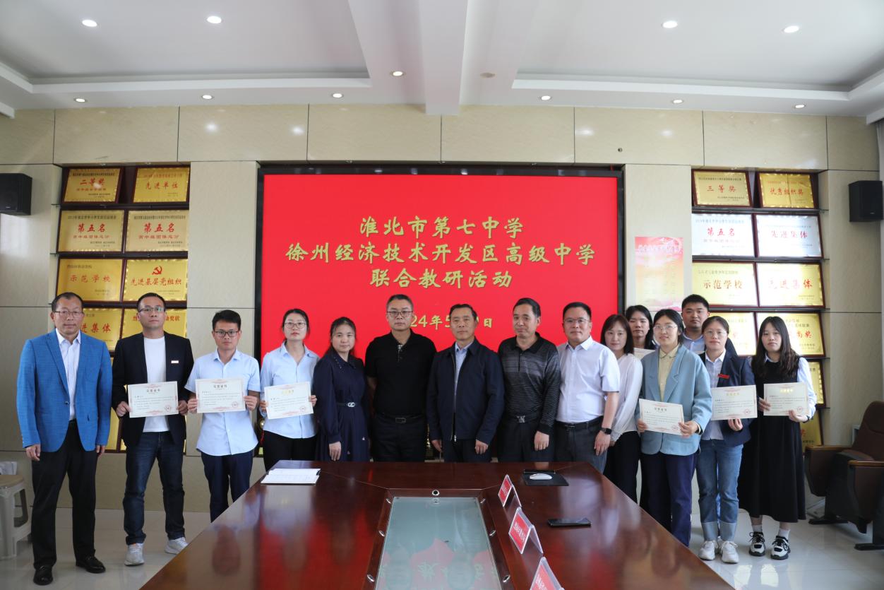 为授课教师颁发荣誉证书。况永夫摄