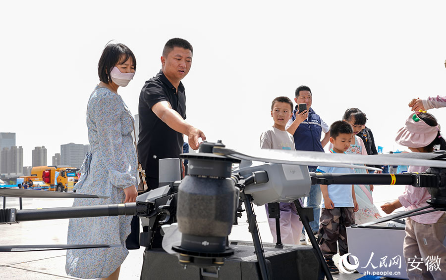 市民近距离参观了解应急救灾设备。人民网记者 王锐摄