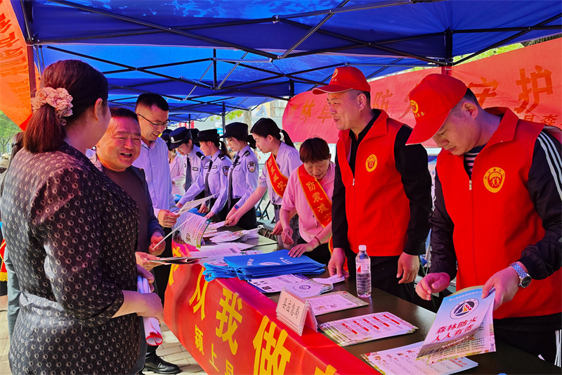 颍上县举行2024年全国防灾减灾日集中宣传活动。沈云鹏摄