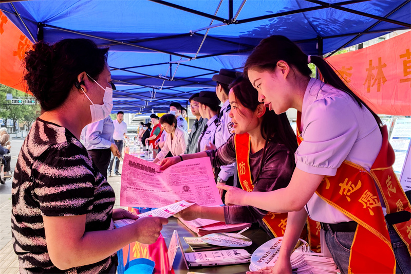 向过往群众开展防灾减灾宣传。沈云鹏摄
