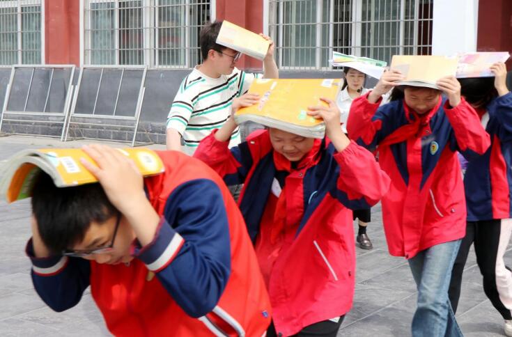    老师指导小学生快速疏散到“应急避难”场所。谯城区大杨镇供图