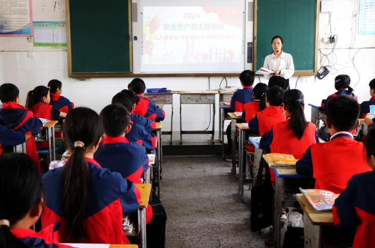 班主任老师为学生讲解防灾减灾急救知识。谯城区大杨镇供图