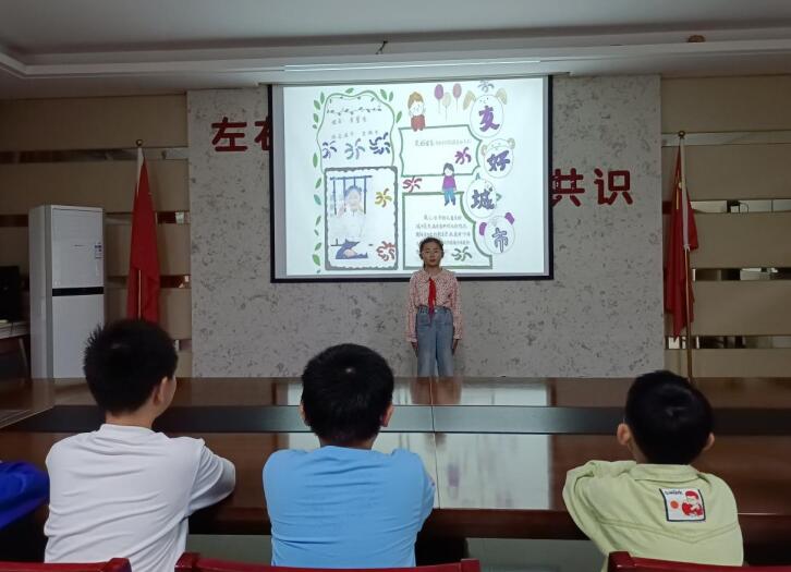 小朋友在台上做竞选演讲。祁雪姣摄