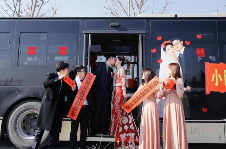 阮李明和杜璐瑶的公交车婚礼。黄允锐供图