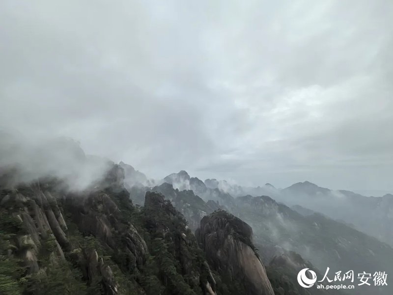 雲霧繚繞的黃山。人民網記者 汪瑞華攝