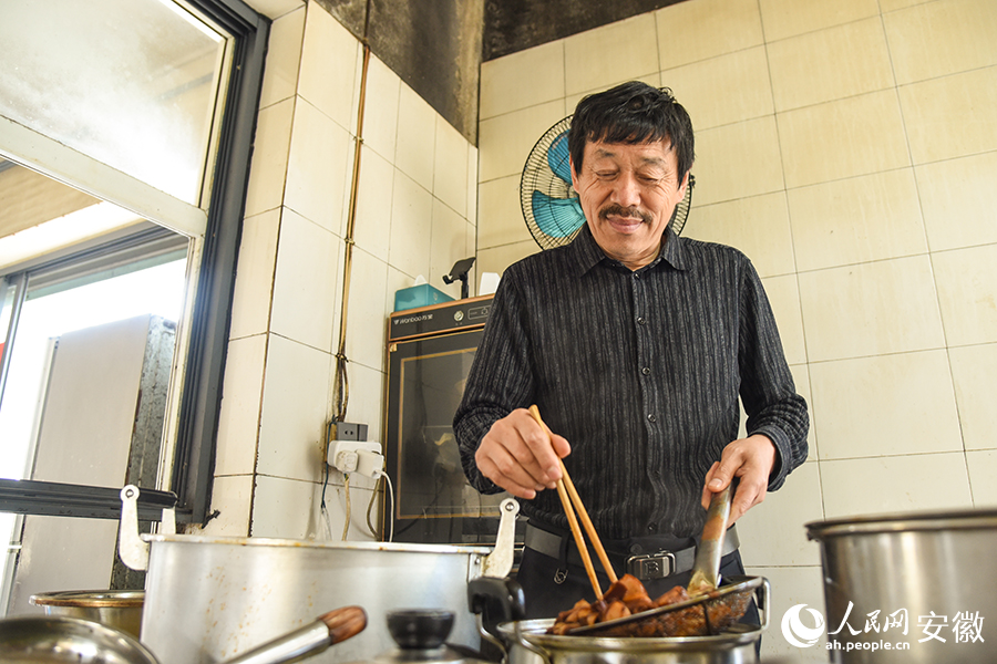 秦宗保正在熬制大肉。人民网记者 李希蒙摄