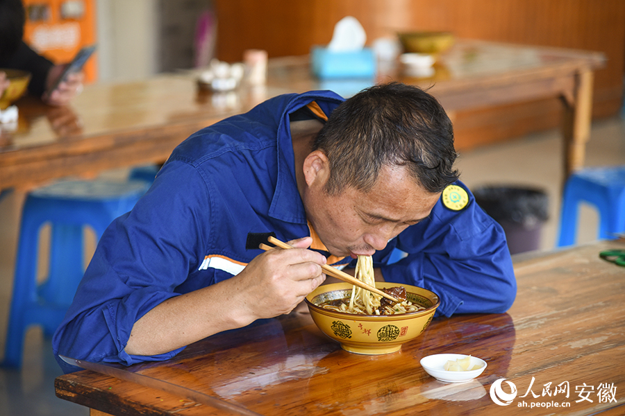 食客们大快朵颐。人民网记者 李希蒙摄