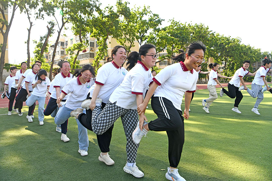 安徽省淮南一中高三學生在團體心理輔導活動中參加“趣味單腳跳”游戲，增強學生精誠合作的團隊精神。