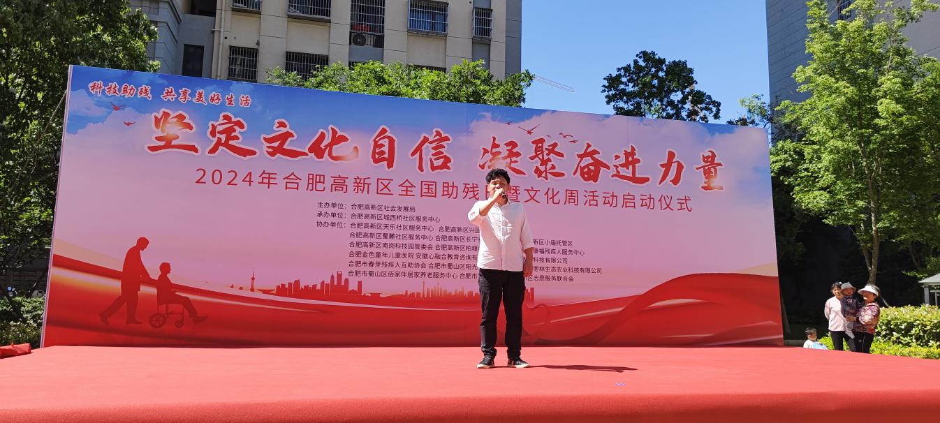盲人歌手岳雷歌曲独唱《因为遇见》。孙帅摄