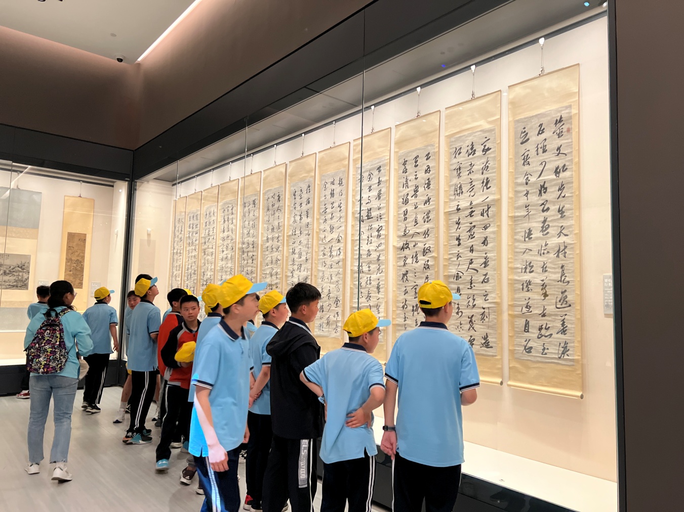 旅客在参观淮河流域书画精品展。张坤摄