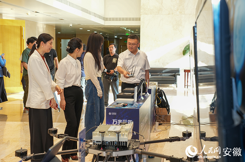 5G-A新应用场景展示。人民网记者 王锐摄