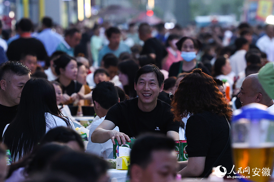 食客们纷纷打开“撸虾模式”，品尝着各种口味的小龙虾。人民网记者陶涛摄
