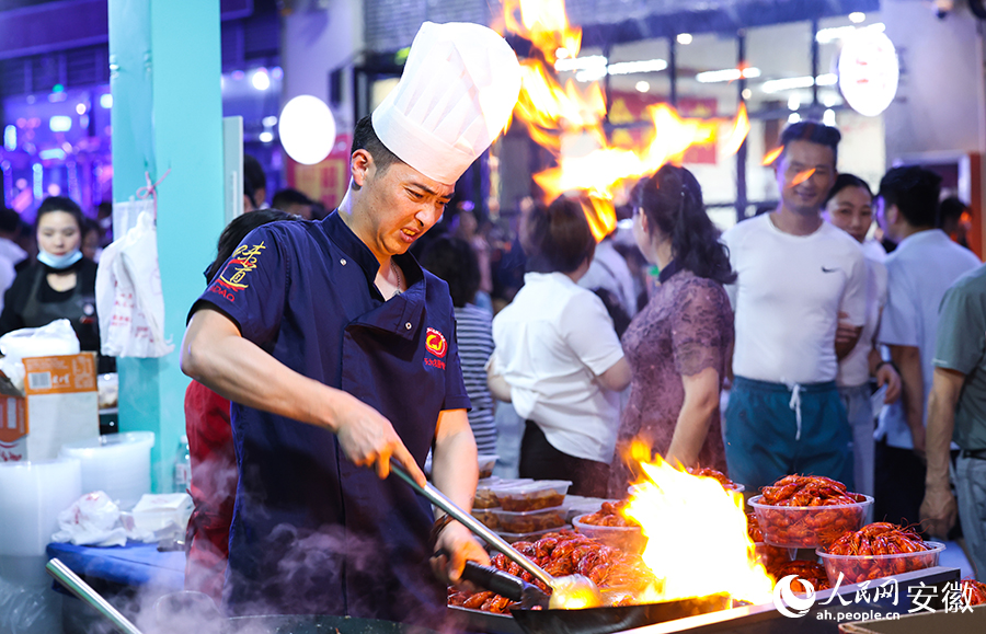 食客们纷纷打开“撸虾模式”,品尝着各种口味的小龙虾。人民网记者陶涛摄
