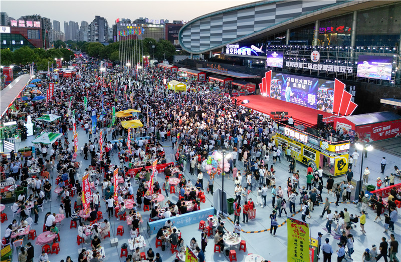 2024蚌埠市第二屆龍蝦啤酒嗨玩節開幕。
