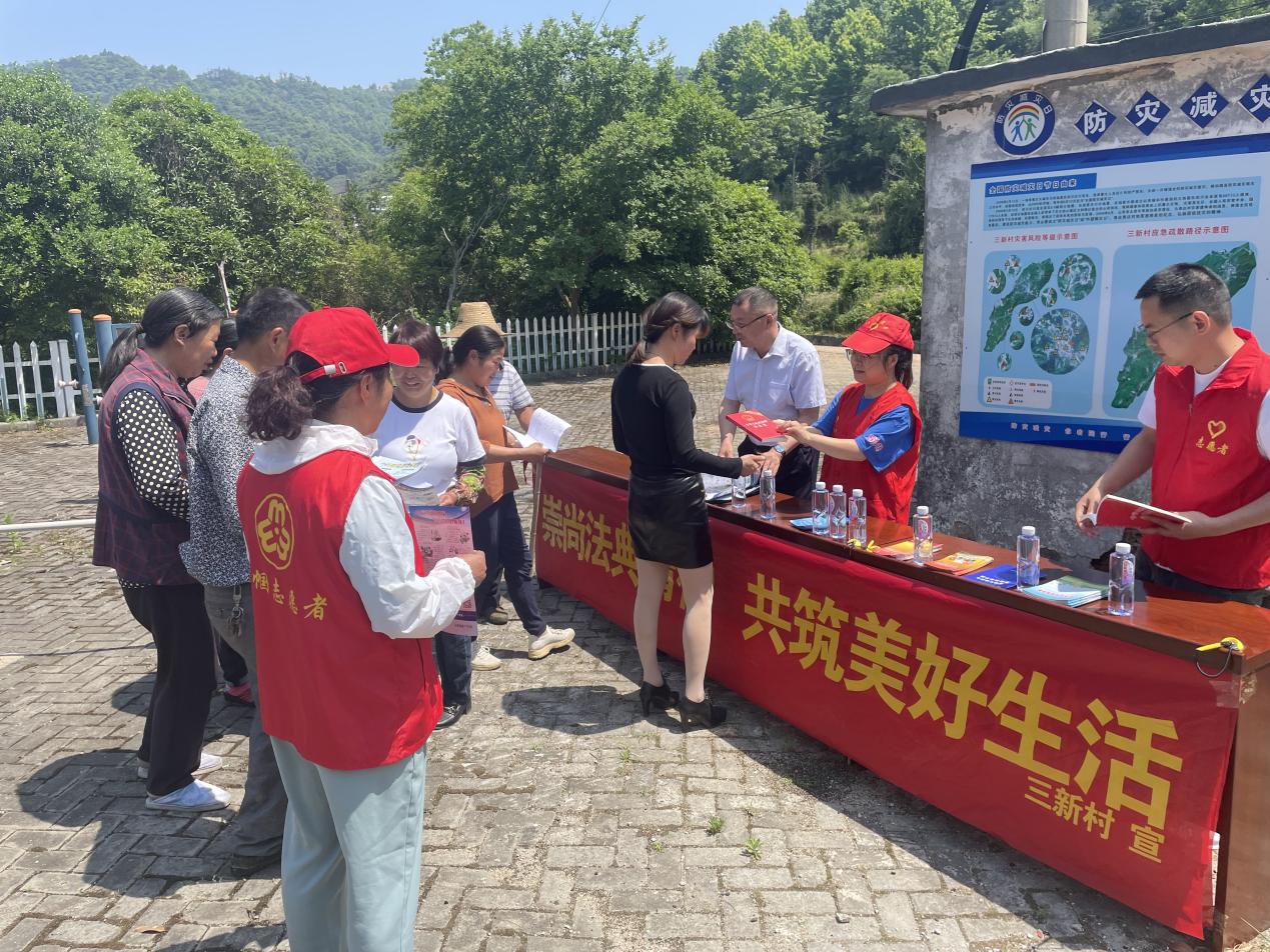 志愿者们正在向村民们宣传讲解民法典相关内容。