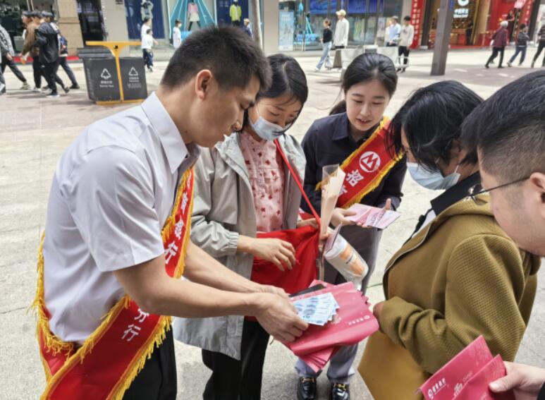 招商銀行合肥分行開展支付便利化、暖心零錢包系列服務活動。
