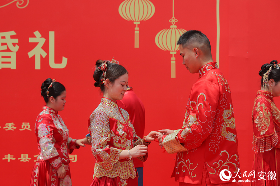 新人交换戒指。人民网 吕欢欢摄