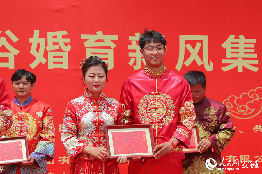 长丰籍书法家为新人送上的手写婚书。人民网 吕欢欢摄