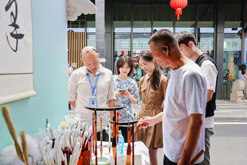 宣笔制作技艺传承人和游客互动。安徽省文旅厅供图