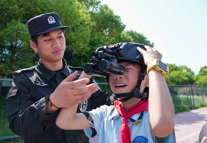 学生现场体验特警警用装备。
