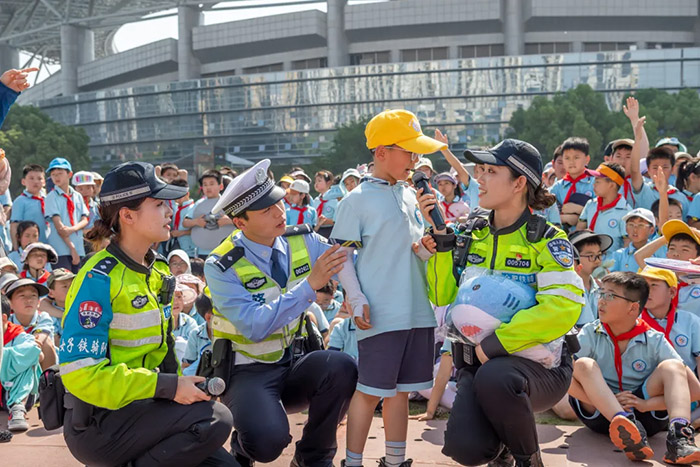 学生积极踊跃参与安全知识问答。