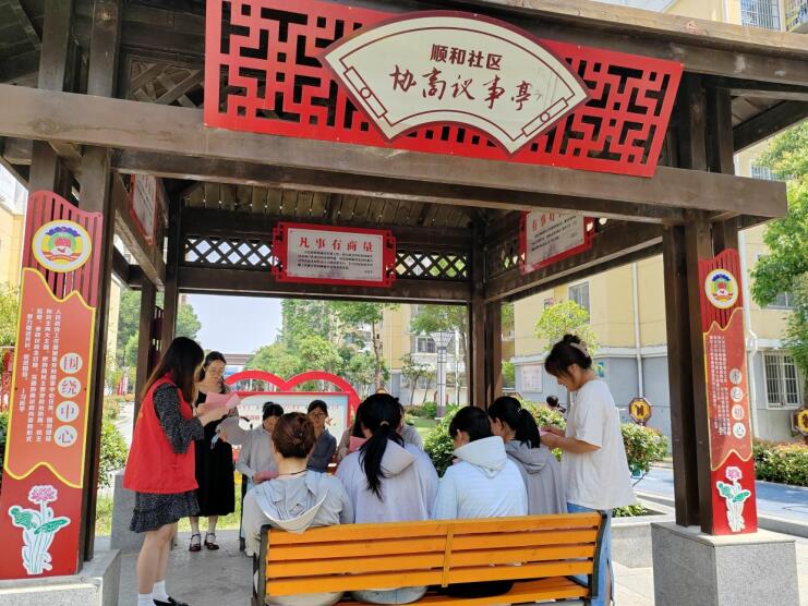 志愿者向居民发放文明倡议书，宣传移风易俗。刘平摄